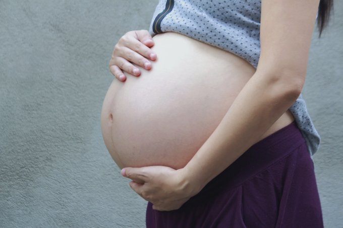 Mãe tem trigêmeos com sete anos de diferença no Reino Unido