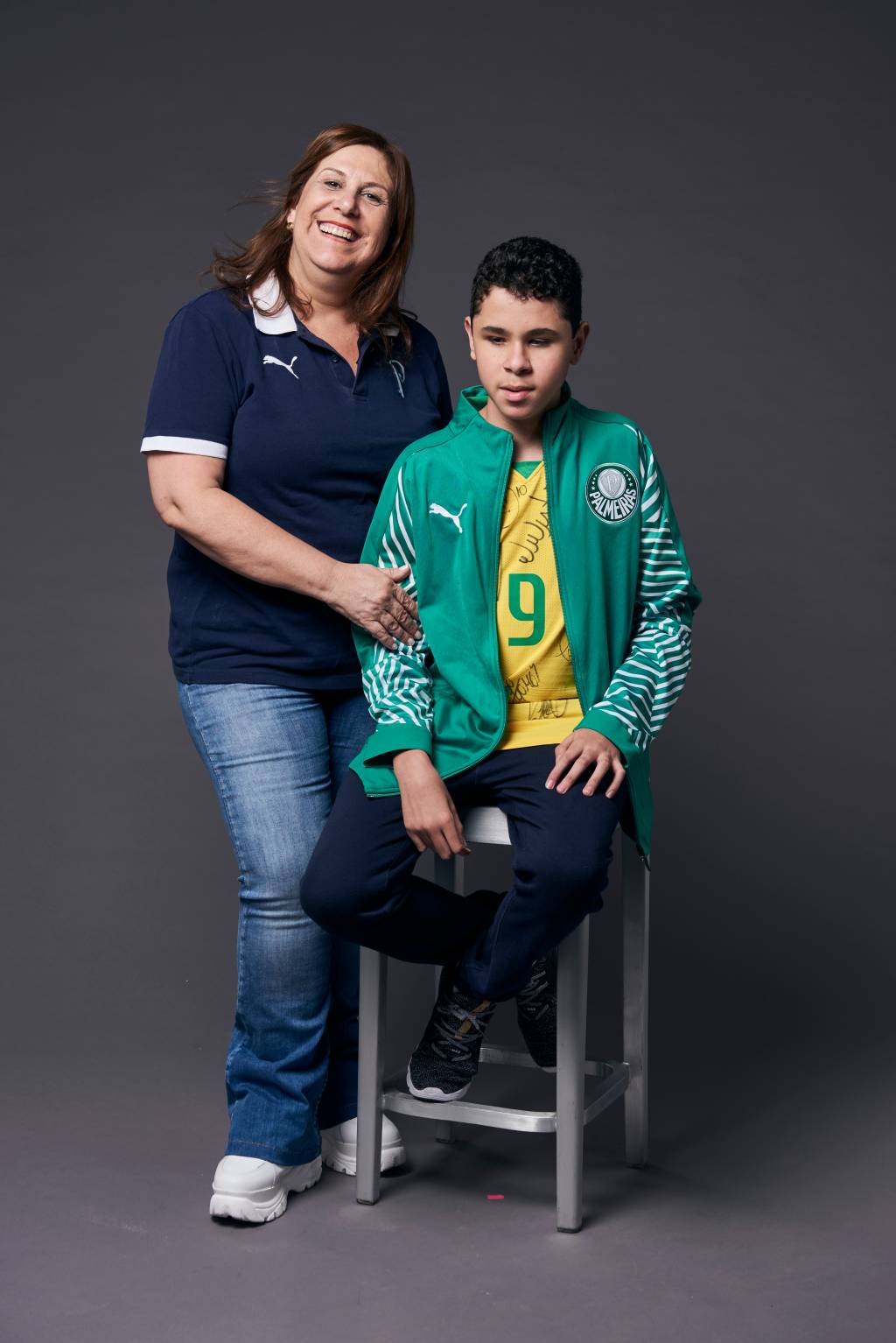 A mãe que narra futebol para o filho cego e ganhou o Prêmio Fifa