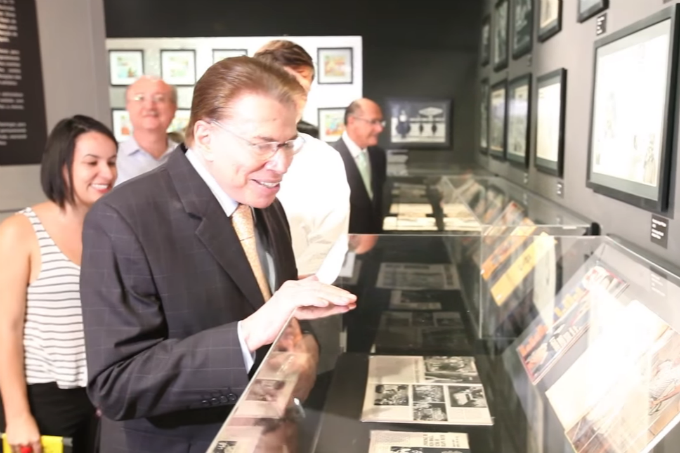 Silvio Santos visita exposição que o homenageia: assista!