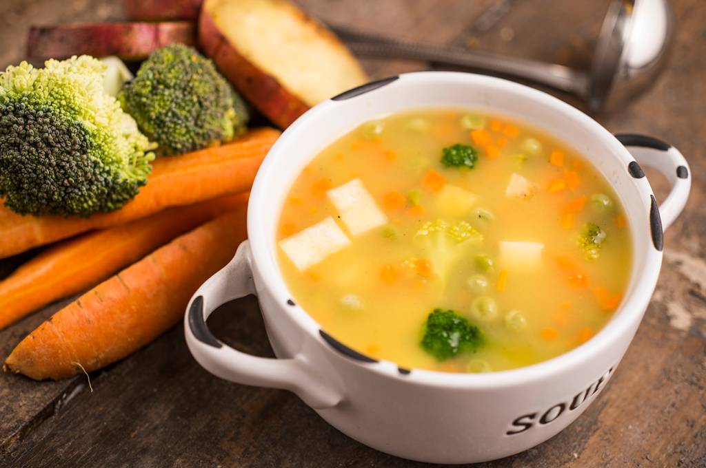 Quer dormir bem? Estes alimentos devem estar no prato na hora do jantar