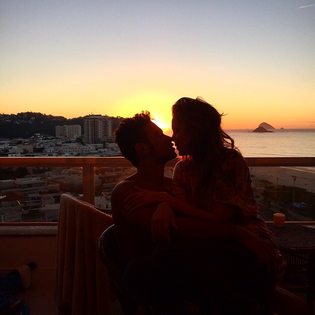 Sérgio Malheiros faz surpresa romântica para Sophia Abrahão