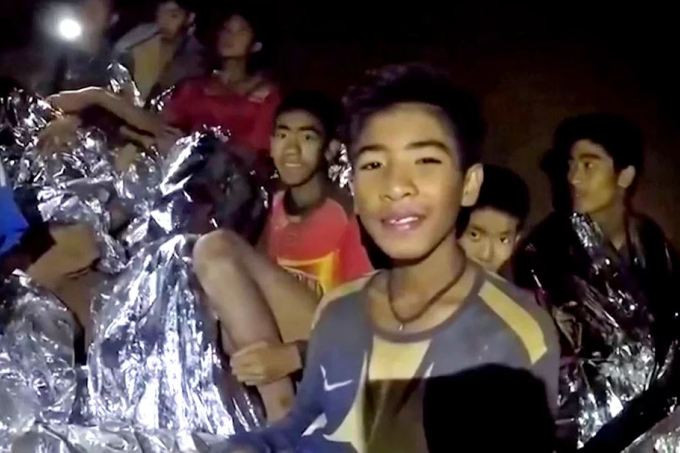 Meninos salvos na Tailândia são convidados a entregar prêmio da Fifa