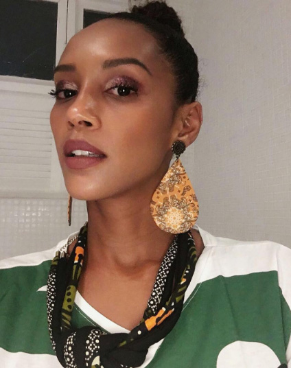 Ta&iacute;s Ara&uacute;jo com look afro para o Expresso 2222