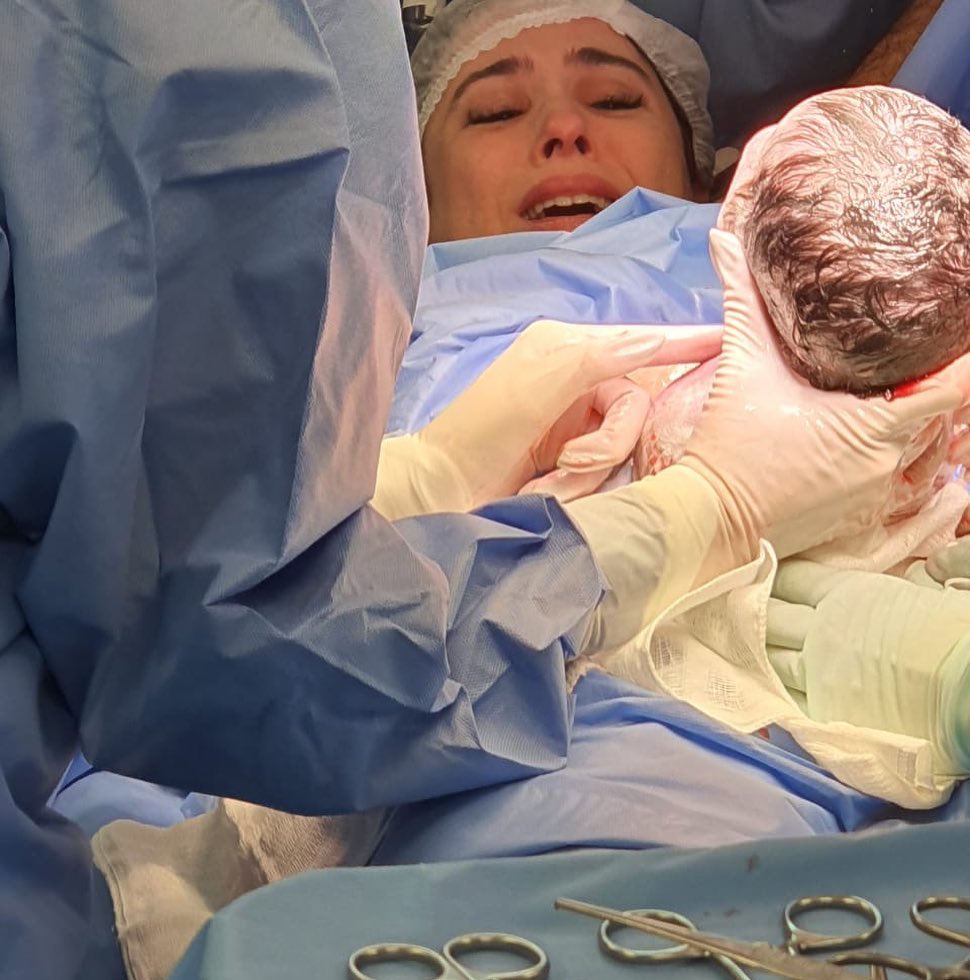 Tatá Werneck explica por que sua filha Clara precisou nascer de cesárea