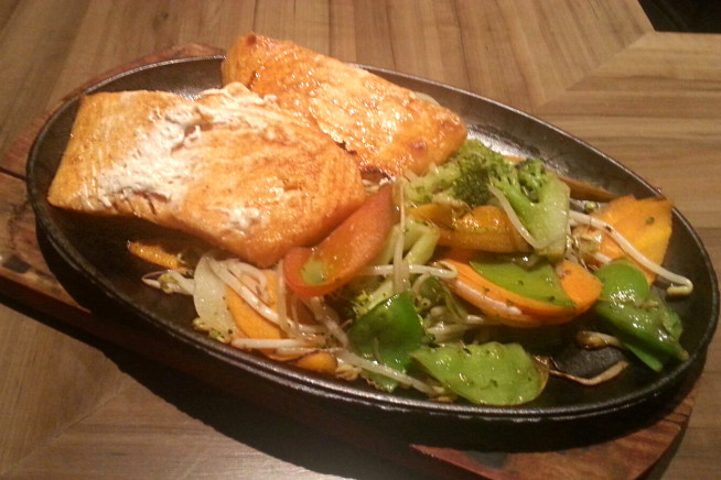 teppan-de-salmc3a3o-com-legumes-by-koji