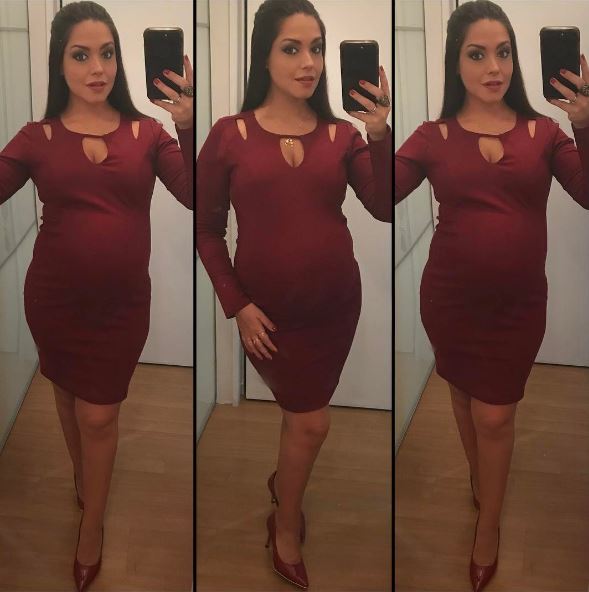 <span>Desfilando um barrigão lindo, ela optou por vestido justinho vermelho da marca Megadose, especializada em moda gestante. 'Juro que me esforcei pra não colocar a mão na barriga pra tirar foto, mas é muuuuuito difícil! Ainda mais pra quem está há quase 24 meses grávida', brincou na legenda.</span>