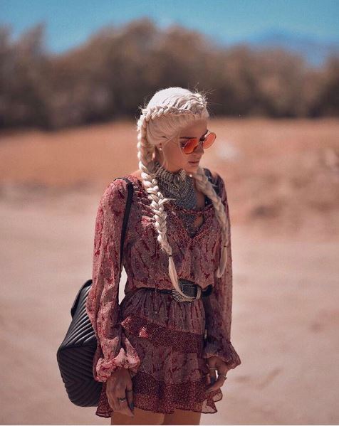 Peruca de Thássia Naves chama atenção em look boho no Coachella