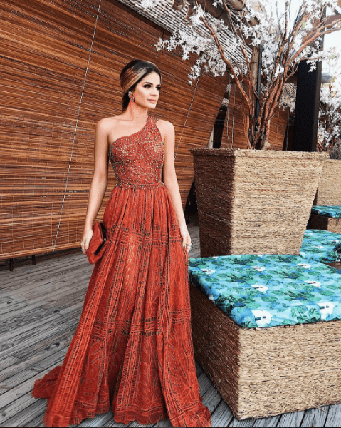 Thássia Naves usa vestido deuso em casamento ao ar livre