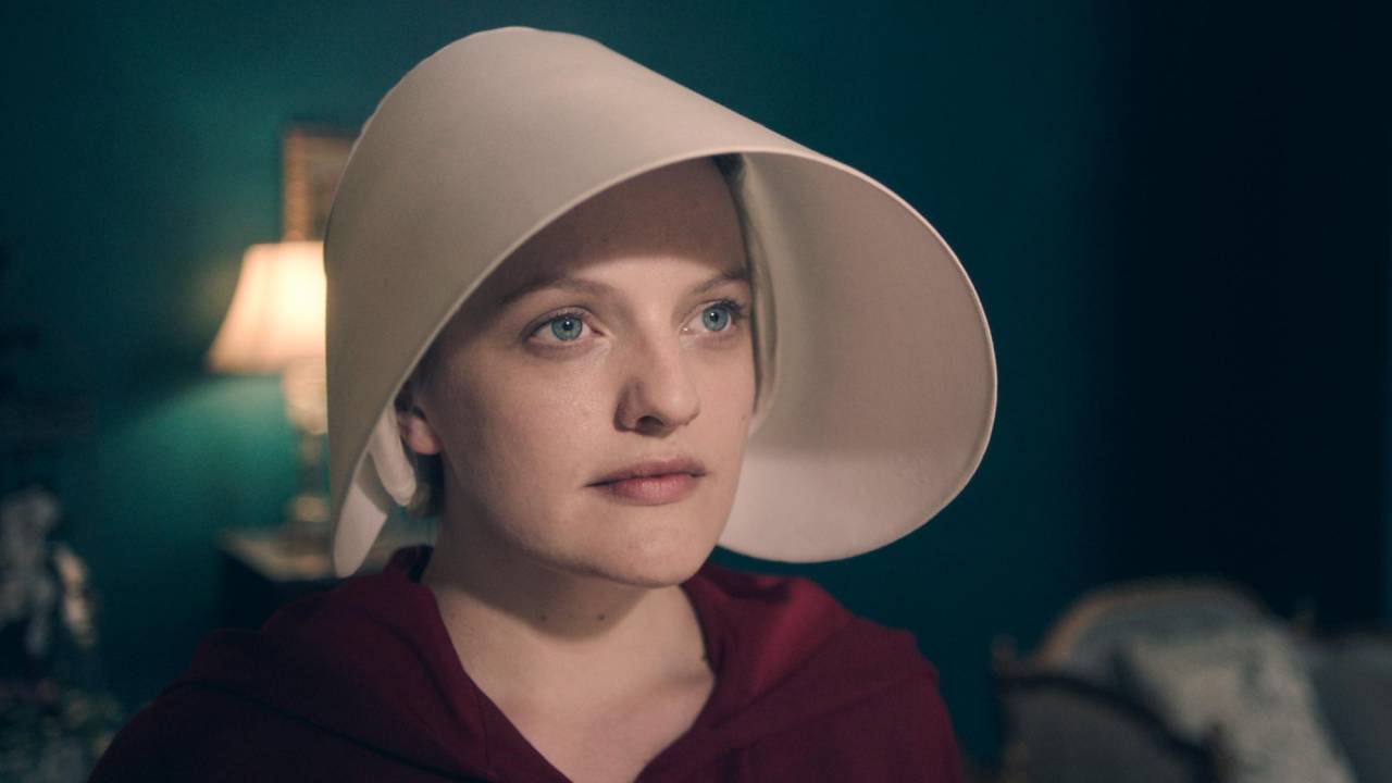 Personagem Offred em cena de The Handmaid's Tale