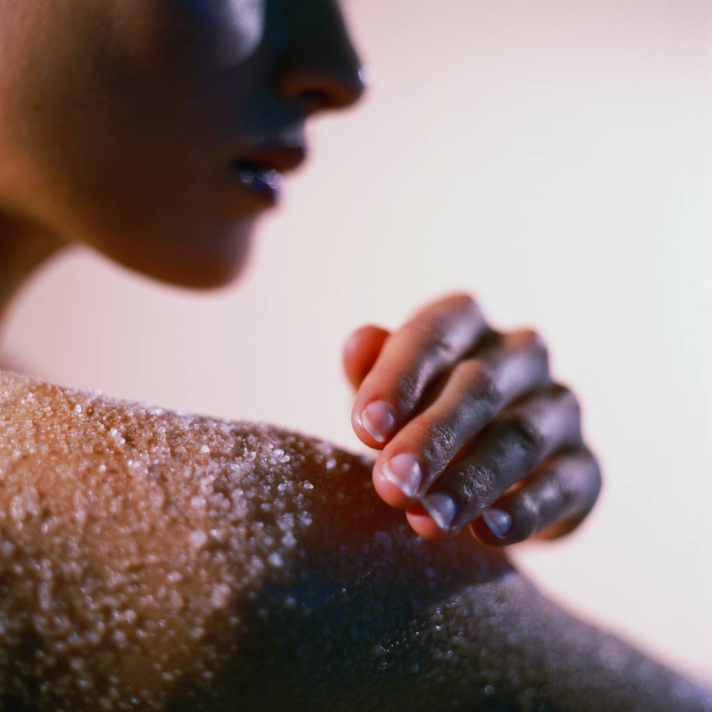 Esfoliação Young Woman using Exfoliant Scrub