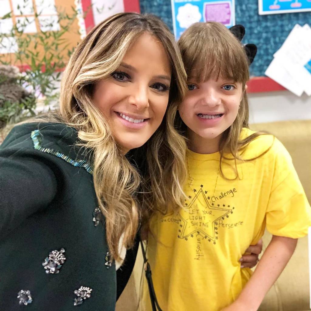 Pela primeira vez, Rafa Justus aparece segurando a irmã recém-nascida