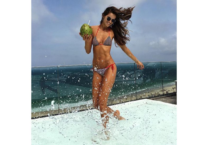 Água de coco é um dos segredos de beleza das modelos brasileiras