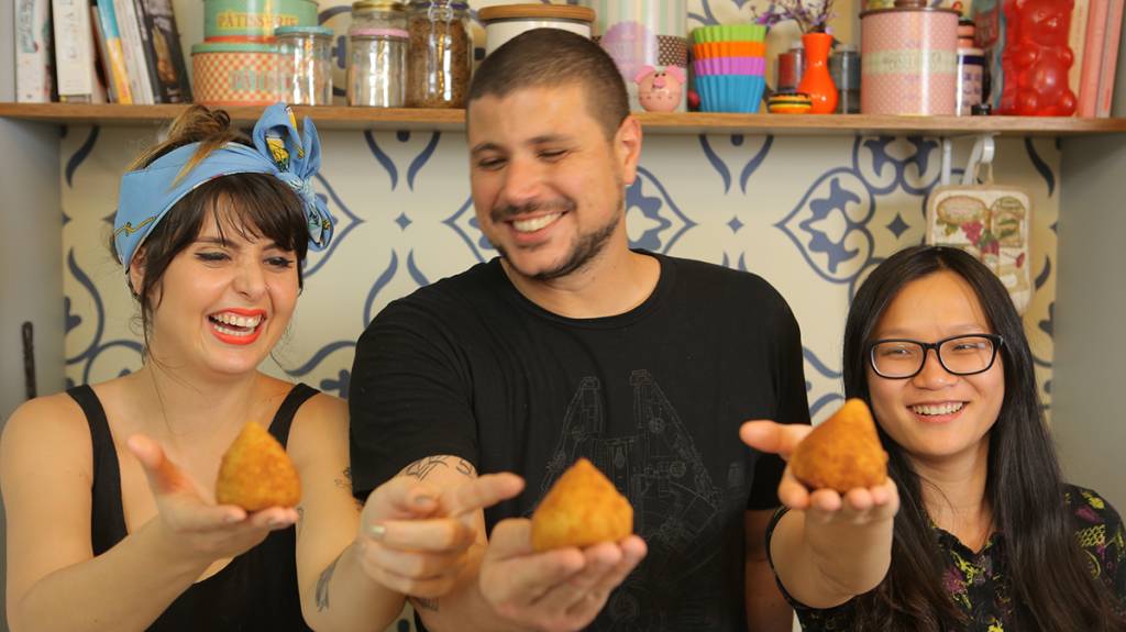 Assista Jiang e Raul fazendo coxinha, panquecas, guacamole e milk shake