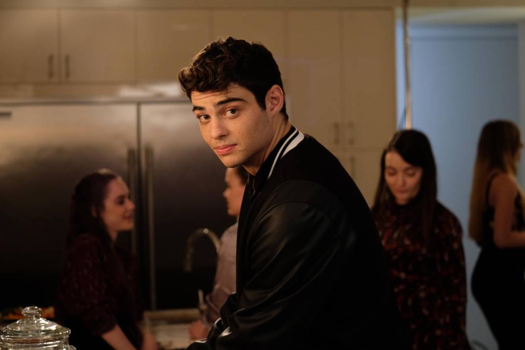 Noah Centineo está irreconhecível com a barba descolorida