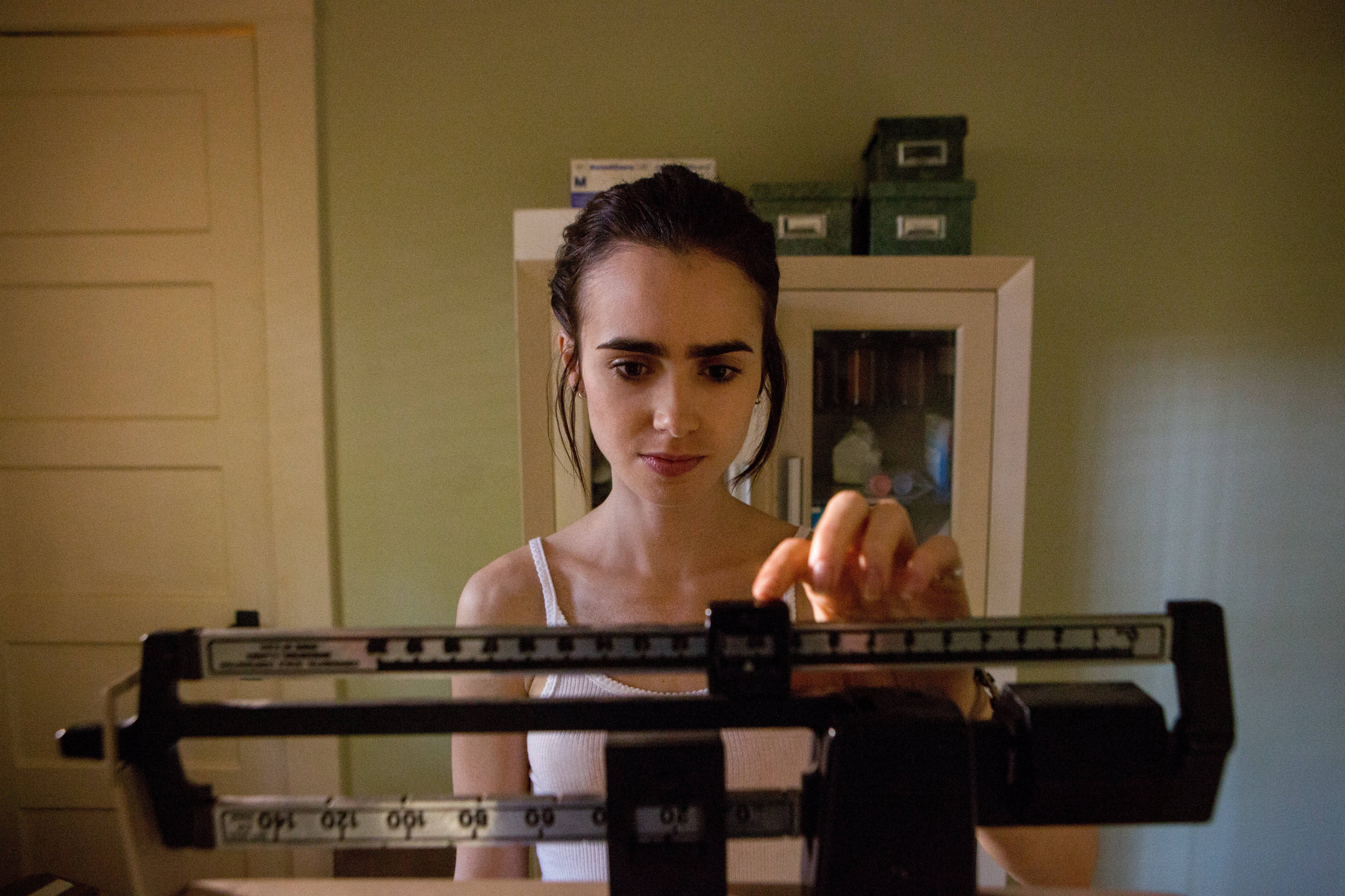 Lily Collins emagrece para viver anoréxica e recebe elogios