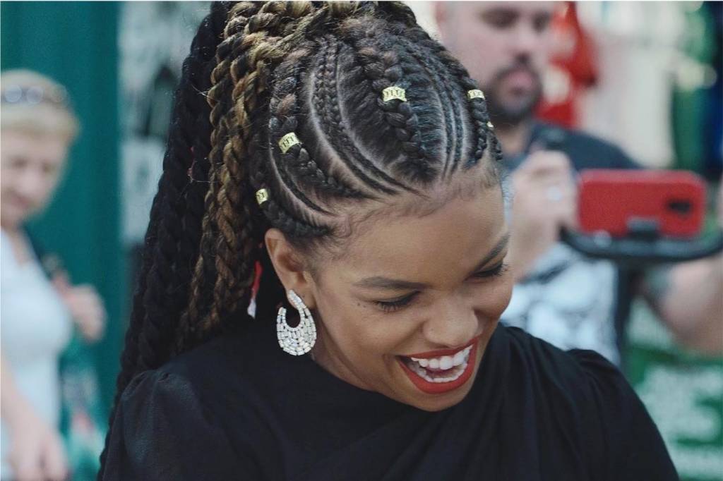 A nova cor de cabelo de Jeniffer Nascimento é perfeita para o Carnaval