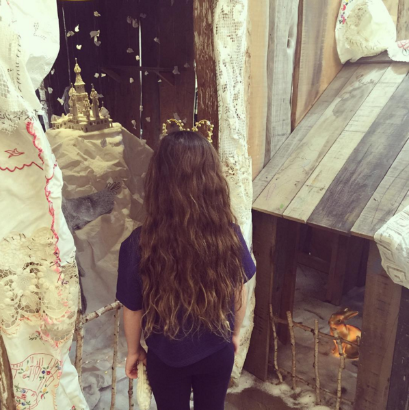 Filha de Salma Hayek deixa crescer seus cabelos por uma causa nobre