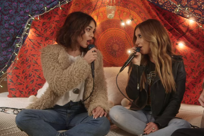 Vanessa Hudgens e Ashley Tisdale se reúnem para cantar juntas