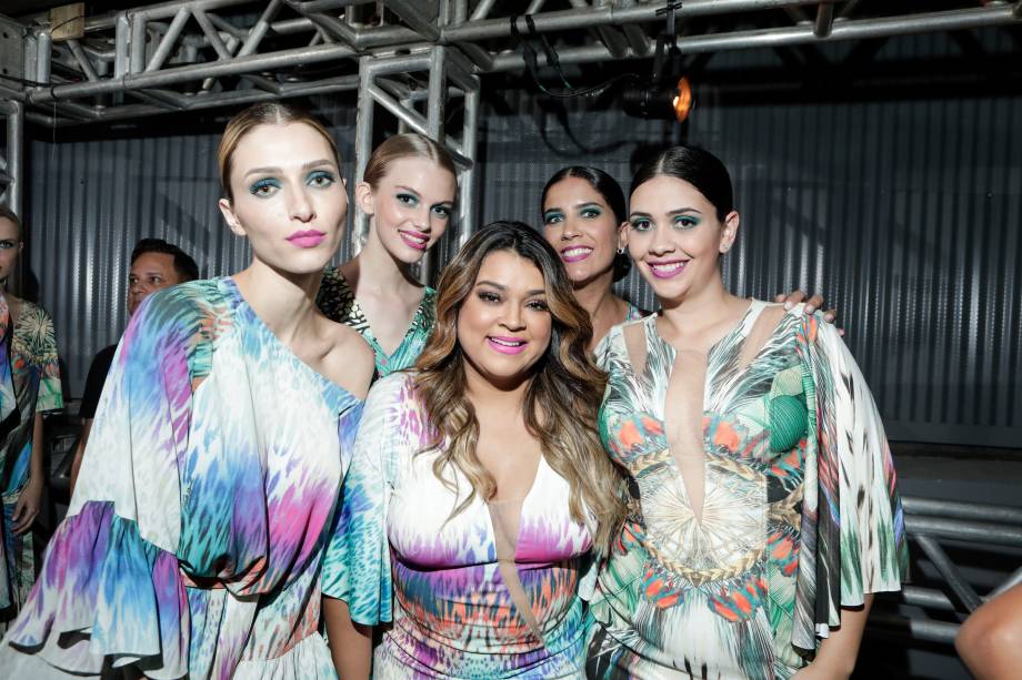 A maior novidade ficou por conta da coleção-cápsula de 10 looks "all sizes" desenvolvida com Preta Gil. A cantora subiu à passarela para celebrar a parceria, cantar e falar sobre diversidade: "vai ter mulher GG na passarela, sim!"