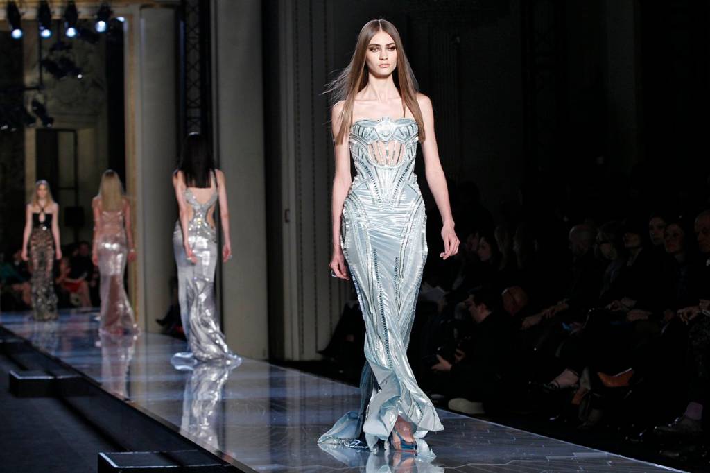 Assista ao vivo ao desfile da Versace na London Fashion Week