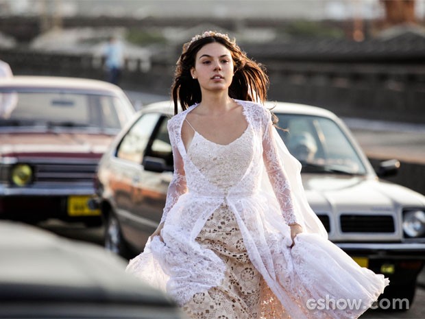 Sandra (Isis Valverde) se casa em Boogie Oogie vestido-de-noiva-sandra-2