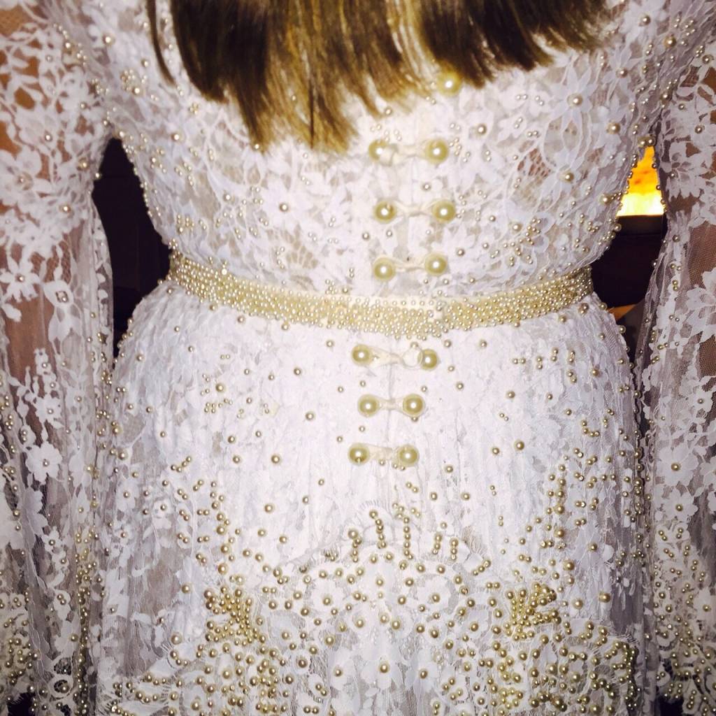 Preta Gil usa vestido assinado por Helô Rocha e joias da designer Emar Batalha em seu casamento