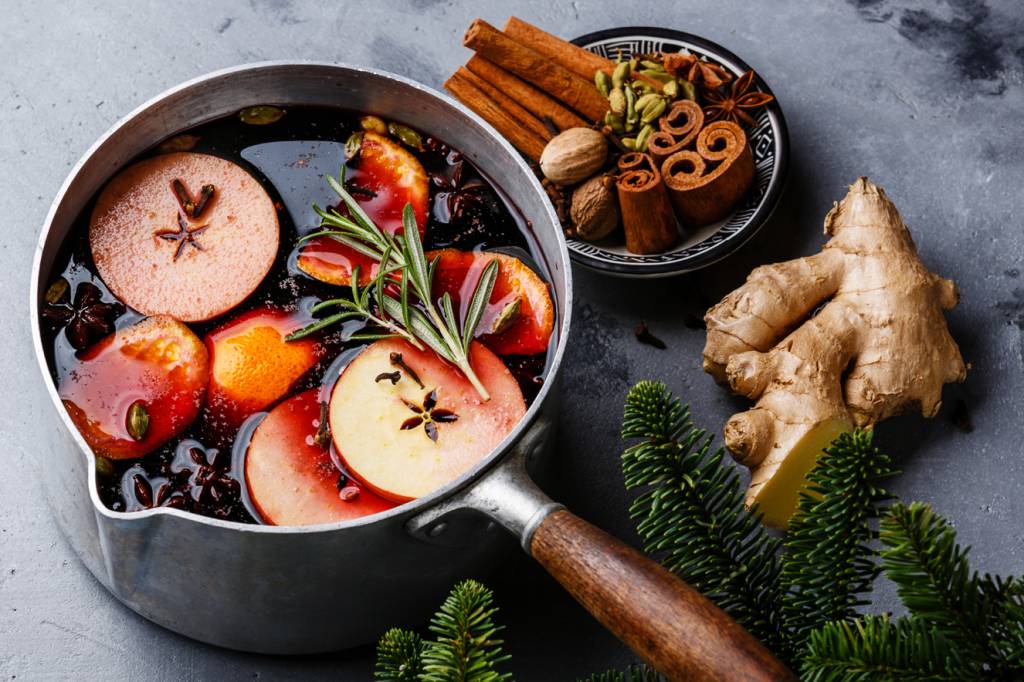 Quentão e vinho quente: aprenda a fazer em casa