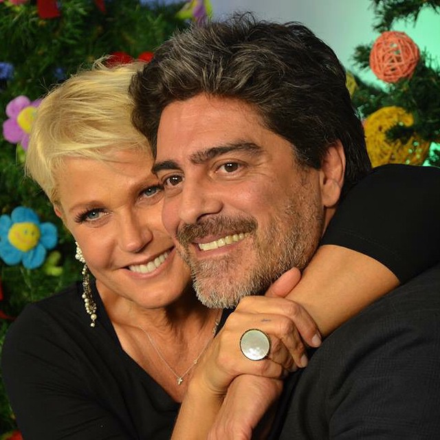 Xuxa e Junno publicam fotos da intimidade do casal e se declaram na web