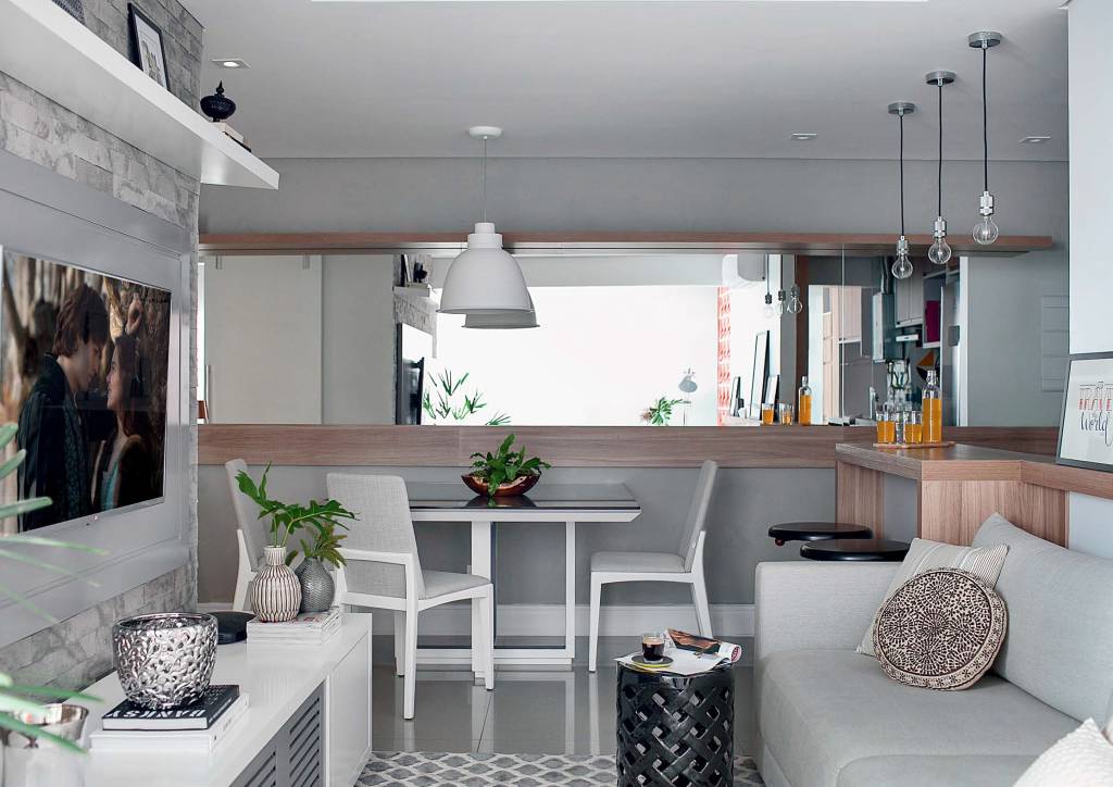 <span>O trecho do jantar combina pintura com efeito de concreto na parede e uma faixa de espelhos para ampliar visualmente o espa&ccedil;o &ndash; s&atilde;o tr&ecirc;s pe&ccedil;as que totalizam 1,87 x 0,88 m e se estendem at&eacute; o hall de entrada. Projeto&nbsp;Glaucio Gon&ccedil;alves.</span>