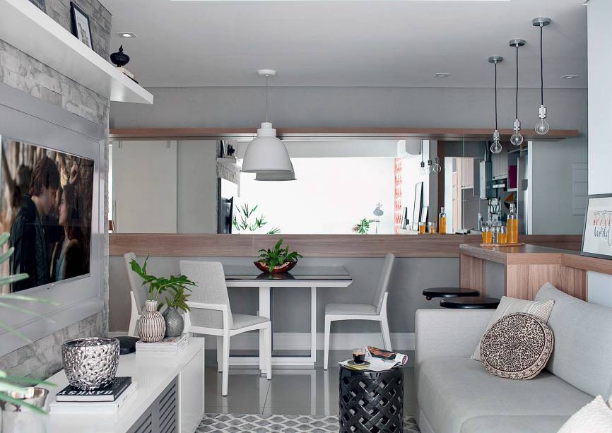 <span>O trecho do jantar combina pintura com efeito de concreto na parede e uma faixa de espelhos para ampliar visualmente o espa&ccedil;o &ndash; s&atilde;o tr&ecirc;s pe&ccedil;as que totalizam 1,87 x 0,88 m e se estendem at&eacute; o hall de entrada. Projeto&nbsp;Glaucio Gon&ccedil;alves.</span>
