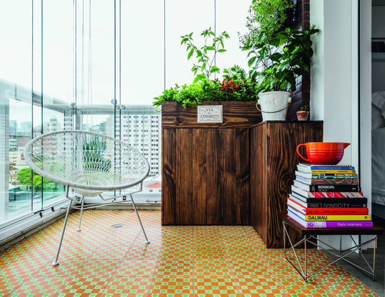 <span>Grande atrativo, o piso é de ladrilho hidráulico estampado (Modelo C-M6, de 20 x 20 cm. Ornatos) – das cores do acabamento foi pinçada a paleta do ambiente. Um móvel de pinho tingido de extrato de nogueira com suporte para hortinha esconde, embaixo, a caixa de ventilação do ar-condicionado. Projeto da arquiteta Marcela Madureira.</span> <span>Grande atrativo, o piso é de ladrilho hidráulico estampado (Modelo C-M6, de 20 x 20 cm. Ornatos) – das cores do acabamento foi pinçada a paleta do ambiente. Um móvel de pinho tingido de extrato de nogueira com suporte para hortinha esconde, embaixo, a caixa de ventilação do ar-condicionado. Projeto da arquiteta Marcela Madureira.</span>