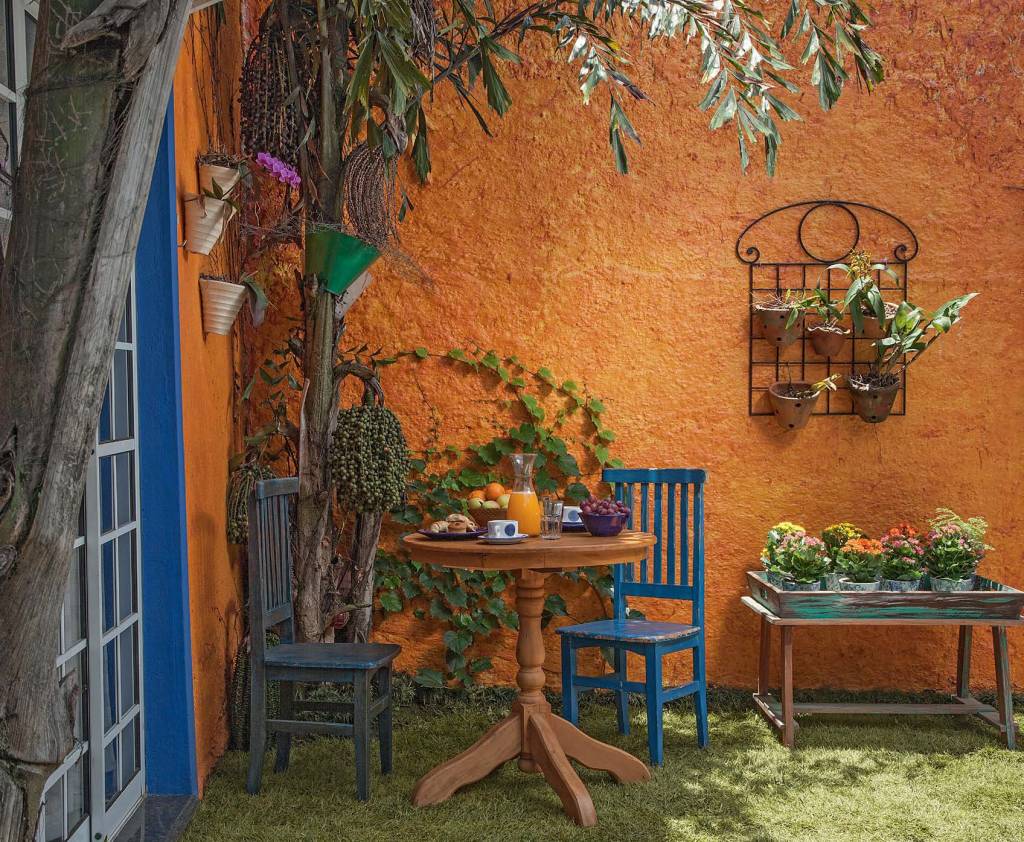Jardim se espalha pelo quintal e corredor da casa