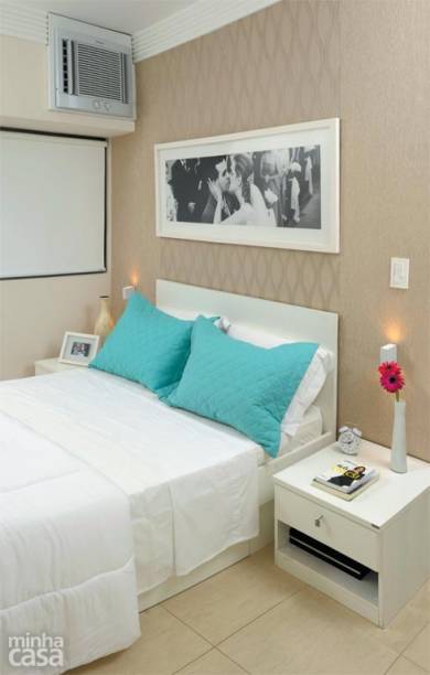 O quarto da designer de interiores Gabriela Alencar tem apenas o essencial: um par de criados-mudos e a cama com gavetões para lençóis, mantas e toalhas. A parede da cabeceira foi revestida de papel de parede em dois padrões com texturas beges. O quarto da designer de interiores Gabriela Alencar tem apenas o essencial: um par de criados-mudos e a cama com gavetões para lençóis, mantas e toalhas. A parede da cabeceira foi revestida de papel de parede em dois padrões com texturas beges.