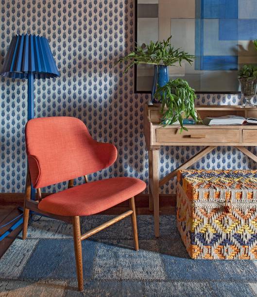 Todo mundo sabe que apostar na base neutra &eacute; o truque mais eficaz para decorar sem erro. Na Galeria do M&uacute;sico, de Patricia Cillo para a Casa Cor Franca 2017, a premissa foi parecida, mas muito mais ousada. "Adotei o azul como base, do mesmo modo que eu faria com um cinza, e, a partir dele, defini as demais cores", explica a arquiteta. Como o fundo eleito &eacute; uma tonalidade fria, ela injetou altas doses de calor no projeto com laranja, amarelo e madeira.
