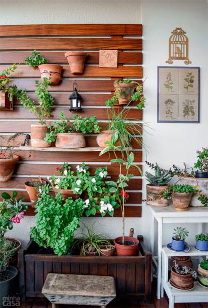 Para montar o jardim vertical, o morador mandou cortar t&aacute;buas de ip&ecirc;, que foram parafusados em uma das laterais do terra&ccedil;o. A aplica&ccedil;&atilde;o de uma dem&atilde;o de stain ao ano protege a madeira. - a dona do apartamento n&atilde;o gosta de temperos prontos. Por isso plantou mudas de cebolinha, manjeric&atilde;o e hortel&atilde;, entre outras ervas.