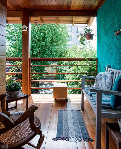 Aqui, com exceção do piso envernizado, todas as superfícies de madeira têm a proteção de stain Osmocolor Incolor UV Glass, com filtro solar (Montana Química). Repare na casinha pendurada na viga, muito frequentada pelos pássaros dos arredores. Projeto da arquiteta Luciane Tabbal. Aqui, com exceção do piso envernizado, todas as superfícies de madeira têm a proteção de stain Osmocolor Incolor UV Glass, com filtro solar (Montana Química). Repare na casinha pendurada na viga, muito frequentada pelos pássaros dos arredores. Projeto da arquiteta Luciane Tabbal.