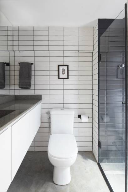 Seguindo uma linha minimalista, o piso deste banheiro &eacute; de cimento queimado. Projeto Eloisa Piardi Ricchetti e Camila Lopes Camargo.
