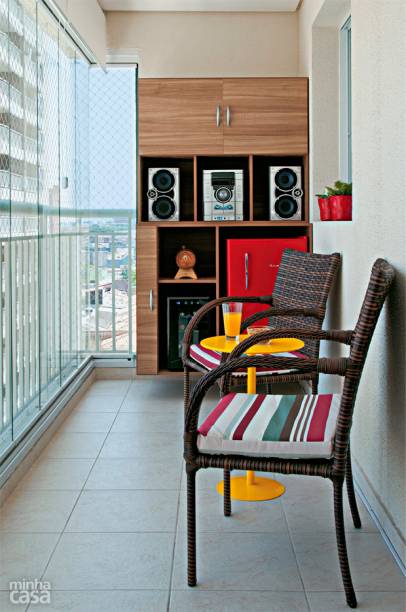 A varanda do tipo corredor (1,40 x 5,40 m) ganhou duas cadeiras confortáveis, uma mesinha e um armário. “Nele, tenho tudo à mão, como bebidas e aperitivos, e não preciso me levantar e ir até a cozinha para pegar nada”, conta o morador. A varanda do tipo corredor (1,40 x 5,40 m) ganhou duas cadeiras confortáveis, uma mesinha e um armário. “Nele, tenho tudo à mão, como bebidas e aperitivos, e não preciso me levantar e ir até a cozinha para pegar nada”, conta o morador.