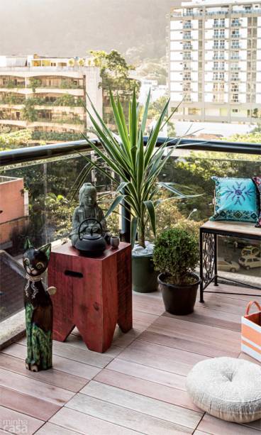N&atilde;o &eacute; preciso quebradeira para transformar a varanda do apartamento em espa&ccedil;o de medita&ccedil;&atilde;o e relaxamento. Cobrir o piso frio com deques prontos &eacute; um bom come&ccedil;o. &ldquo;Acrescentei plantas, objetos mais r&uacute;sticos e almofadas coloridas, elementos que ajudam a conferir esse ar asi&aacute;tico&rdquo;, conta a rep&oacute;rter visual Daniela Arend, do Rio de Janeiro, respons&aacute;vel pela ambienta&ccedil;&atilde;o.