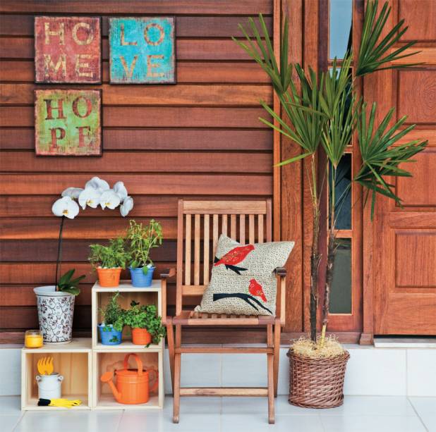 Uma composição com três nichos de madeira resultou na miniestante que apoia uma bela orquídea. Há lugar, ainda, para vasinhos de tempero e itens de jardinagem, como rastelo e regador. O acabamento rústico dos quadros e os retalhos que estampam a capa da almofada reforçam a atmosfera campestre. Uma composição com três nichos de madeira resultou na miniestante que apoia uma bela orquídea. Há lugar, ainda, para vasinhos de tempero e itens de jardinagem, como rastelo e regador. O acabamento rústico dos quadros e os retalhos que estampam a capa da almofada reforçam a atmosfera campestre.