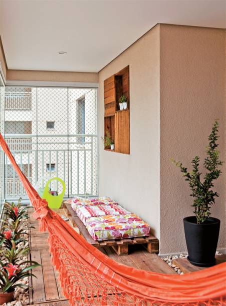 No amplo terra&ccedil;o, foi montado um espa&ccedil;o zen. Para trazer o aconchego da madeira, as designers Cec&iacute;lia Guerra e  Cristiane Tamburri encomendaram paletes, lixados e envernizados, que fazem as vezes de deque. Seixos de rio e brom&eacute;lias comp&otilde;em o paisagismo.
