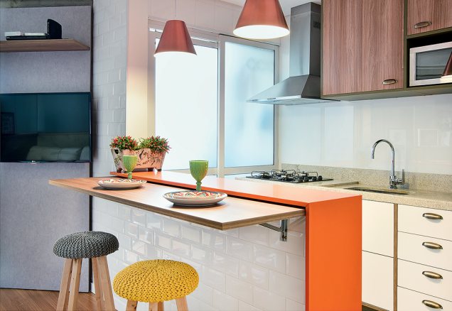 <span>A bancada laranja (quartzo Naranja, da Empório Stone. Marmoraria Pedra Julia</span><span>) é o chamariz da cozinha de 9 m², projeto dos arquitetos Daniele Capo, Bruna Turquiai e Italo Priore, do IBD. “Todo o restante foi pensando para compor com ela”, diz Daniele. É o caso do amadeirado da porta do armário suspenso e da mesa retrátil, que, com o gabinete da pia, completam a marcenaria (Edy Planejados). A parede da pia foi revestida com vidro leitoso (Adelos Vidros), que permite anotações</span> <span>A bancada laranja (quartzo Naranja, da Empório Stone. Marmoraria Pedra Julia</span><span>) é o chamariz da cozinha de 9 m², projeto dos arquitetos Daniele Capo, Bruna Turquiai e Italo Priore, do IBD. “Todo o restante foi pensando para compor com ela”, diz Daniele. É o caso do amadeirado da porta do armário suspenso e da mesa retrátil, que, com o gabinete da pia, completam a marcenaria (Edy Planejados). A parede da pia foi revestida com vidro leitoso (Adelos Vidros), que permite anotações</span>