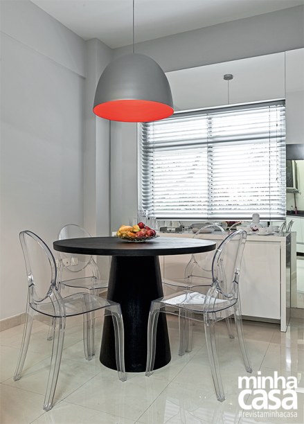 <span>Encomendada a uma marcenaria, a mesa ebanizada redonda (1,10 m de diâmetro) melhorou a circulação na copa. Para que o conjunto ganhasse leveza, as cadeiras são de policarbonato incolor, e a janela foi emoldurada com espelho, o que deu a sensação de amplitude. </span>Projeto da designer de interiores Bia Barreto. <span>Encomendada a uma marcenaria, a mesa ebanizada redonda (1,10 m de diâmetro) melhorou a circulação na copa. Para que o conjunto ganhasse leveza, as cadeiras são de policarbonato incolor, e a janela foi emoldurada com espelho, o que deu a sensação de amplitude. </span>Projeto da designer de interiores Bia Barreto.