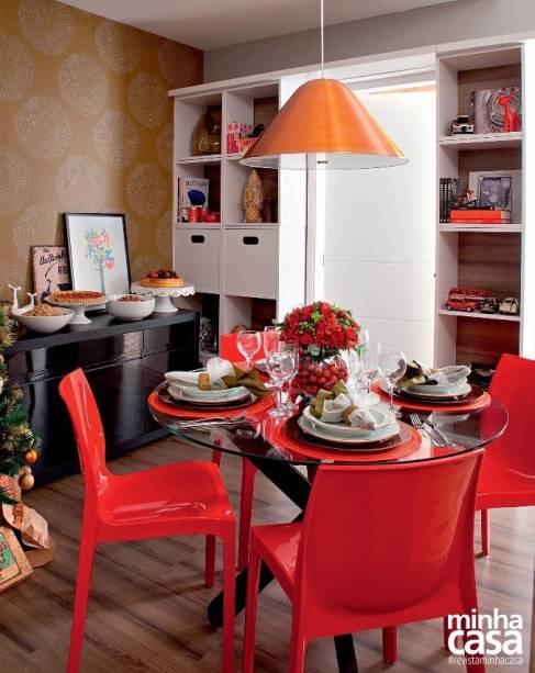 <span>De tons, materiais e estilos diferentes, o mobiliário do jantar é a prova de que não é necessário casar peças de mesma linha para acertar na composição de madeira, a estante é formada por nichos branquinhos, enquanto o bufê e o pé da mesa são pretos. Já o tampo é de vidro, deixando o conjunto leve, e as cadeiras vermelhas são de polipropileno. </span>Projeto do arquiteto Maicon Antoniolli <span>De tons, materiais e estilos diferentes, o mobiliário do jantar é a prova de que não é necessário casar peças de mesma linha para acertar na composição de madeira, a estante é formada por nichos branquinhos, enquanto o bufê e o pé da mesa são pretos. Já o tampo é de vidro, deixando o conjunto leve, e as cadeiras vermelhas são de polipropileno. </span>Projeto do arquiteto Maicon Antoniolli