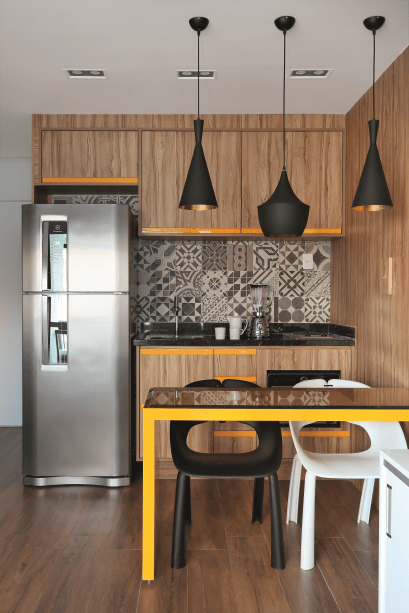 <span>Os porcelanatos inspirados em ladrilhos hidr&aacute;ulicos s&atilde;o a marca registrada da cozinha. Da Portobello, as pe&ccedil;as de 20 x 20 cm integram as linhas Rio Retr&ocirc;. Projeto da&nbsp;arquiteta Suellen Volpert</span>