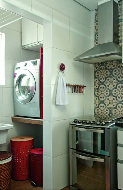 <span>Aqui, a laje de concreto apoia a lavadora de roupas, abrindo espaço para cesto e lixeira. Ala íntima espaçosa e confortável. Projeto da arquiteta Isabel Amorim.</span> <span>Aqui, a laje de concreto apoia a lavadora de roupas, abrindo espaço para cesto e lixeira. Ala íntima espaçosa e confortável. Projeto da arquiteta Isabel Amorim.</span>