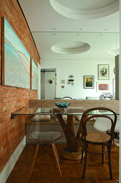 <span>Desenhada pela arquiteta Isabel Amorim, a peça que percorre toda extensão da sala é de MDF, com tampo e encosto texturizados e base laqueada. Multiúso, atua como rack e banco e ainda ajuda na organização, oferecendo gavetões, nichos e adega.</span> <span>Desenhada pela arquiteta Isabel Amorim, a peça que percorre toda extensão da sala é de MDF, com tampo e encosto texturizados e base laqueada. Multiúso, atua como rack e banco e ainda ajuda na organização, oferecendo gavetões, nichos e adega.</span>