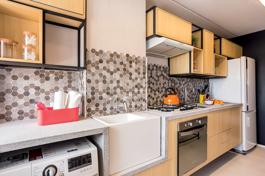 <span>O desenho contemporâneo dos móveis faz uma parceria adorável com o revestimento de parte da parede, que remete às pastilhas hexagonais antiguinhas. Projeto do escritório Pro.a Arquitetos .</span> <span>O desenho contemporâneo dos móveis faz uma parceria adorável com o revestimento de parte da parede, que remete às pastilhas hexagonais antiguinhas. Projeto do escritório Pro.a Arquitetos .</span>