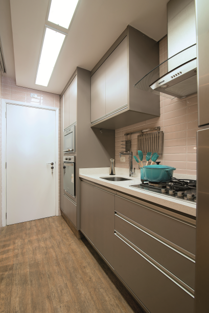 <span>Para n&atilde;o deixar o espa&ccedil;o s&oacute;brio demais, as profissionais apostaram em um revestimento retr&ocirc; e mais feminino para as paredes (Liverpool, da Portobello, de 24 x 7 cm, cor Rosa Ch&aacute;. Portobello Shop). Projeto da arquiteta Tha&iacute;s Margonari Bechara Sanches, s&oacute;cia do escrit&oacute;rio Madi Arquitetura e Design ao lado de Fatima Oliveira Cima e Juliana de C&aacute;ssia Distefano</span>