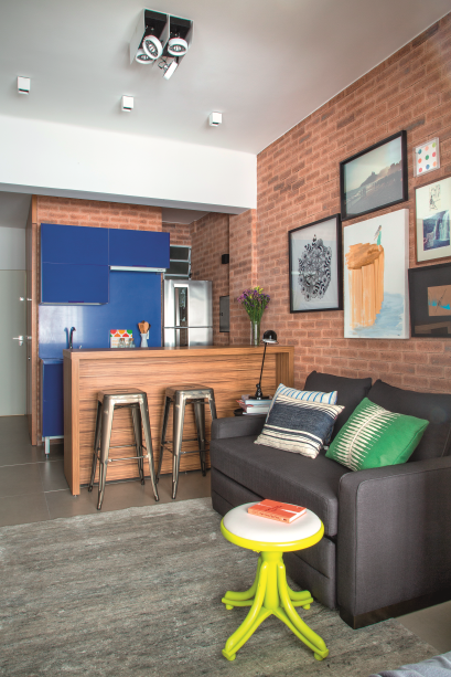 <span>Apesar de compacta, a cozinha salta aos olhos, graças ao acabamento azul dos armários e da bancada da pia, feita de silestone. </span>Projeto d<span>a arquiteta Renata Lemos </span> <span>Apesar de compacta, a cozinha salta aos olhos, graças ao acabamento azul dos armários e da bancada da pia, feita de silestone. </span>Projeto d<span>a arquiteta Renata Lemos </span>